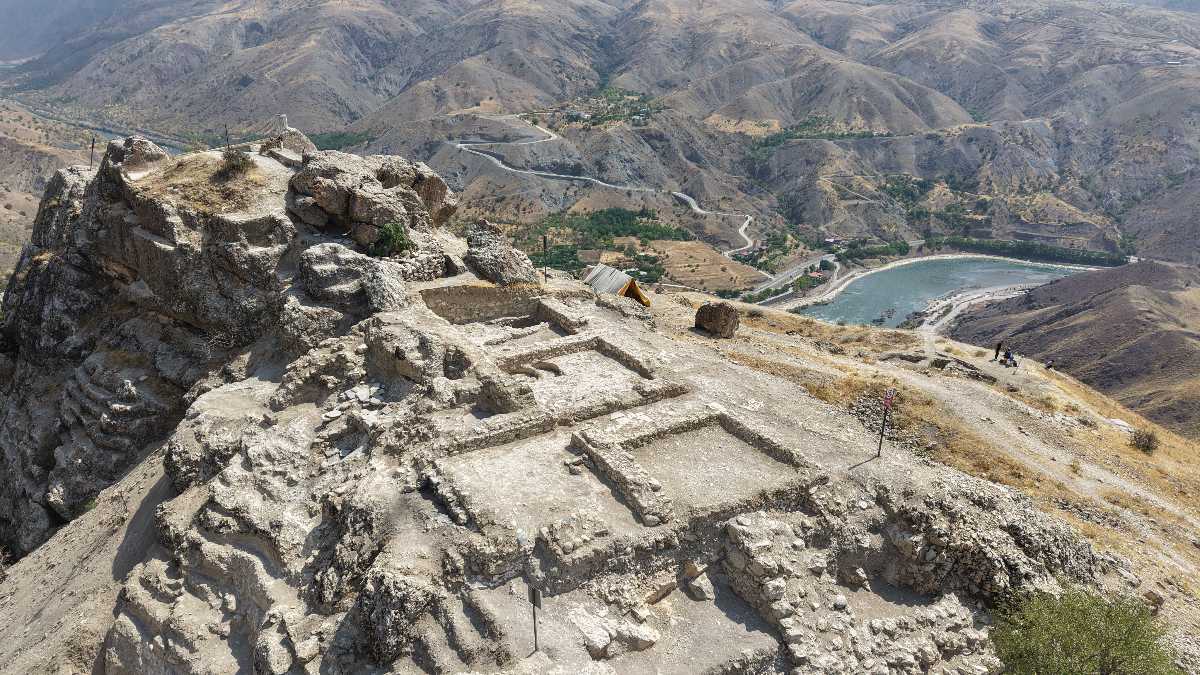 Palu Kalesi’nde yapılan kazı çalışmalarında önemli bulgulara ulaşıldı Palu Kalesi’nde yapılan kazı çalışmalarında önemli bulgulara ulaşıldı