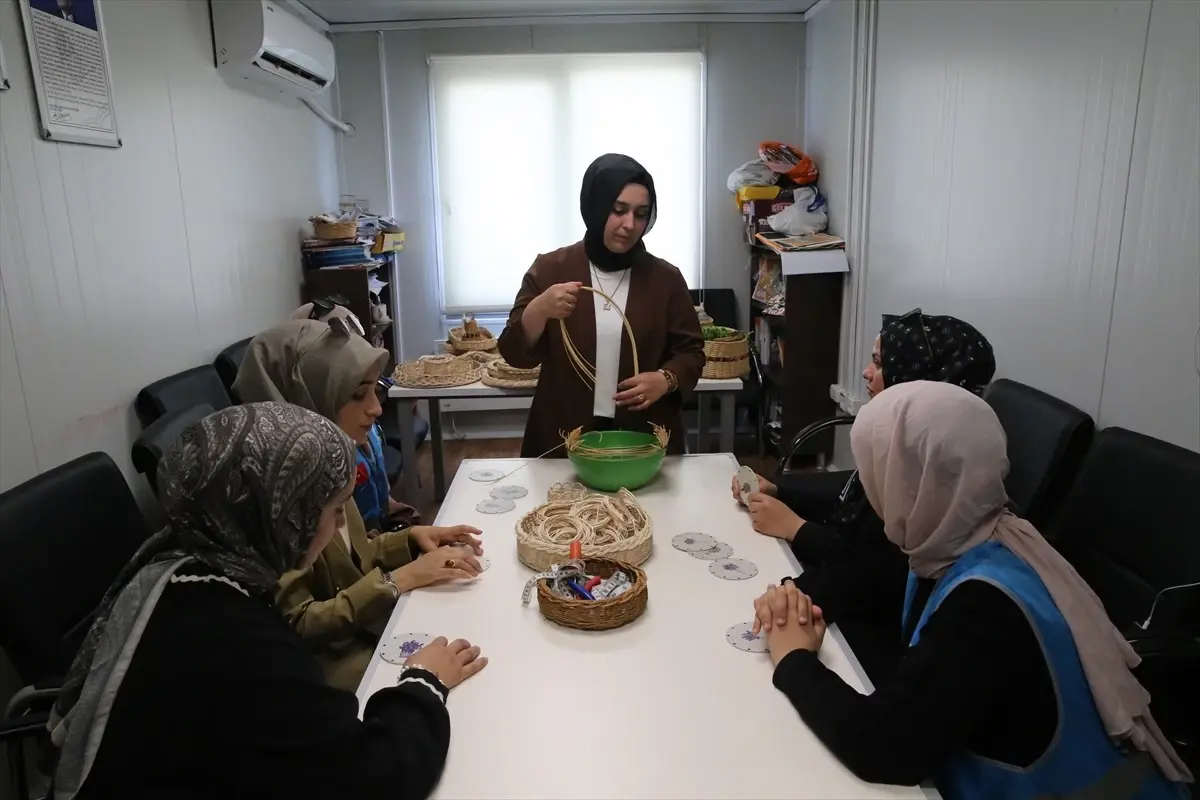 Depremzede Kadınlar, Hünerhane Atölyeleri ile El Beceri ve Gelir Elde Ediyor Depremzede Kadınlar, Hünerhane Atölyeleri ile El Beceri ve Gelir Elde Ediyor